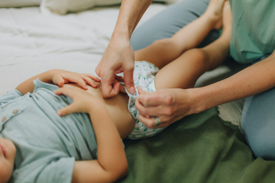 Jak założyć dziecku pieluchę tetrową lub wielorazową?